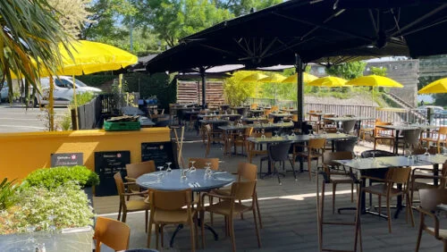 Terrasse restaurant au bord de Maine Angers